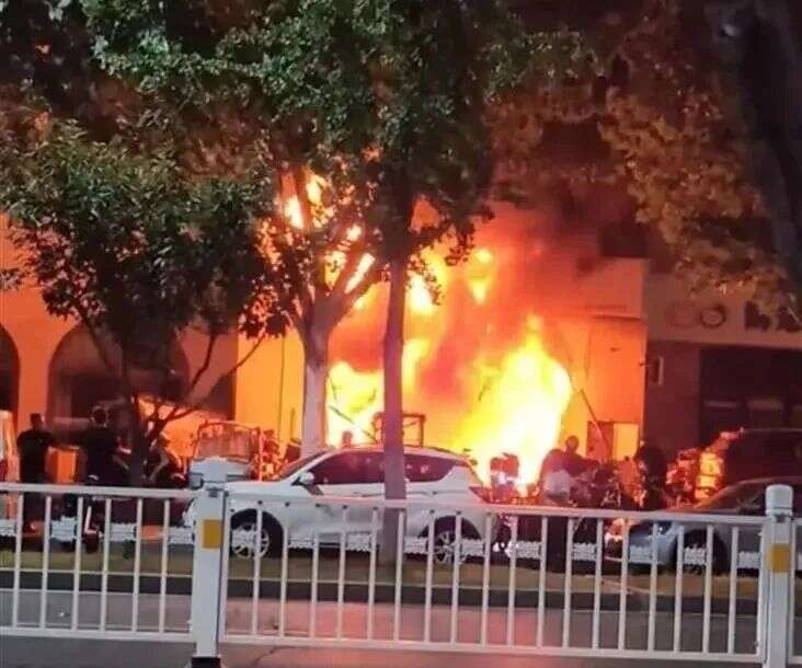 九游娱乐41辆电动车被烧成“骨架”！这些事万万别做……