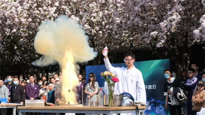 j9九游会真人第一品牌中宏网：珍藏上百具灭火器 这位天津大学门生要做最“硬核”科